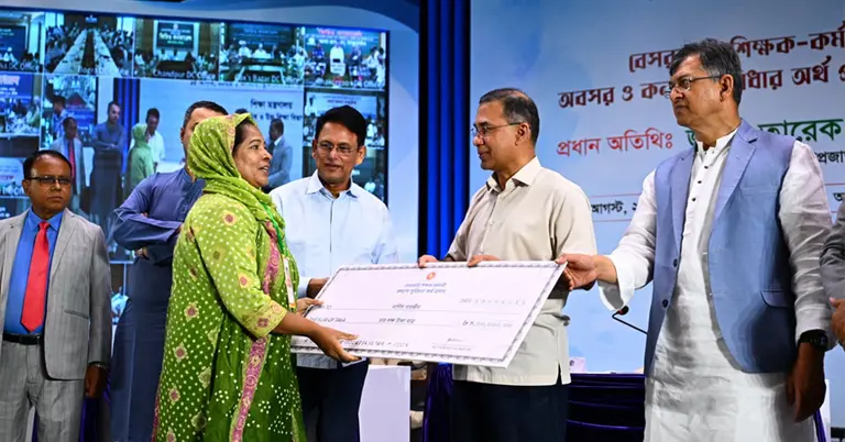অবসরপ্রাপ্ত শিক্ষকদের অবসর ও কল্যাণ ভাতা প্রদান করছেন প্রধানমন্ত্রী